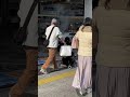 エンジン始動後マフラーから白煙が上がるランボルギーニ・アヴェンタドール