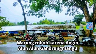 Warung Roboh di Alun Alun Gandrungmangu akibat dari Hujan lebat dan angin Kencang