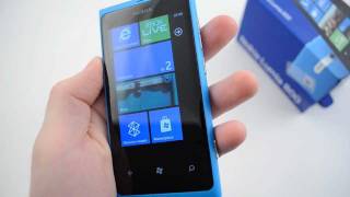 Обзор Nokia Lumia 800(Сайт http://video-shoper.ru/ Обзор Nokia Lumia 800 AMOLED-дисплей с диагональю 3,7 дюйма заключен в цельный корпус с гладкой пове..., 2012-02-01T21:07:14.000Z)