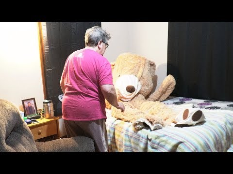 giant-teddy-bear-prank-on-grandma!