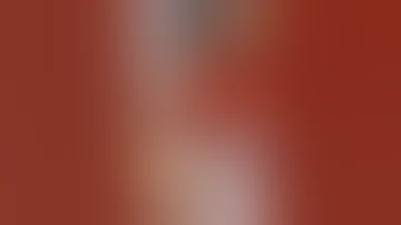 زوجها يصورها وصدرها طالعة 