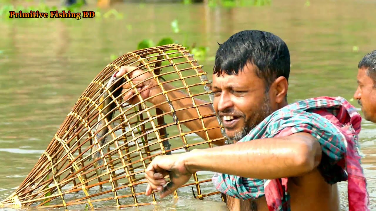Primitive Technology: Village People Unbelievable Fishing From Beautiful Canal