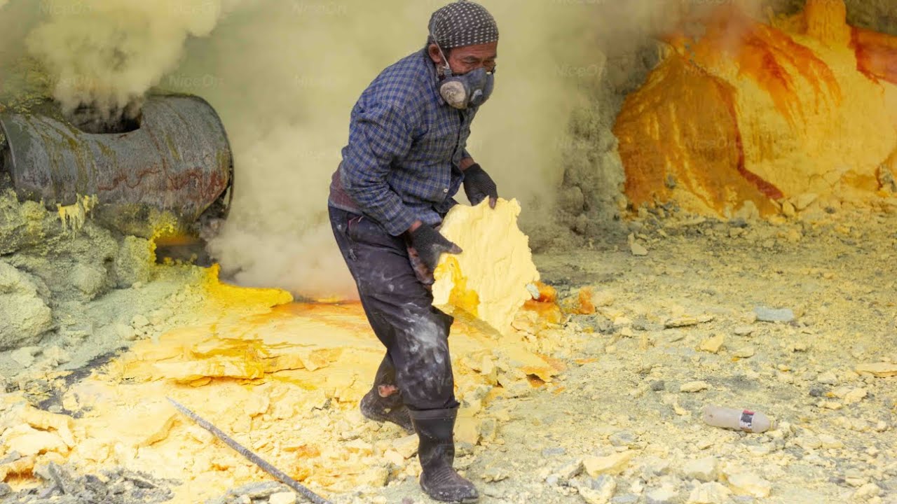 Kehidupan Keras Penambang Belerang di Kawah Ijen Indonesia