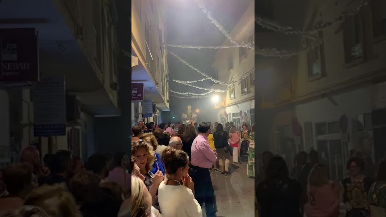 Gran petalada y cohetada a la virgen del Carmen de Estepona 2019