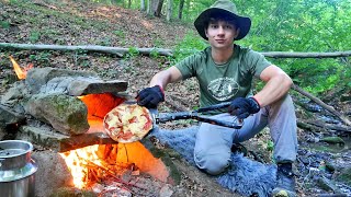 Pizza z kamiennego pieca lepionego gliną – bushcraft nad potokiem