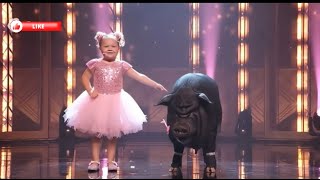 видео: Очаровательная девочка и её танцующая свинья Мейшань привлекают внимание на сцене AGT! 🐷✨ #agt202... картинка: Очаровательная девочка и её танцующая свинья Мейшань привлекают внимание на сцене AGT! 🐷✨ #agt202...