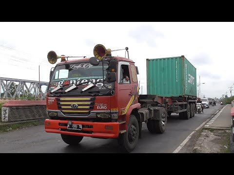 Video: Apa itu truk pemuat samping untuk kontainer?