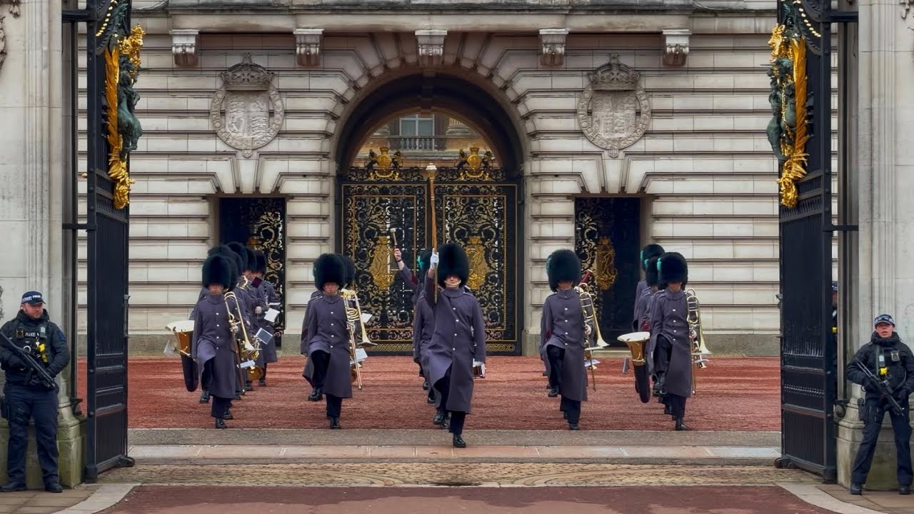 Thousands Witness Britain’s Most Spectacular Royal Sight at Buckingham Palace 🇬🇧