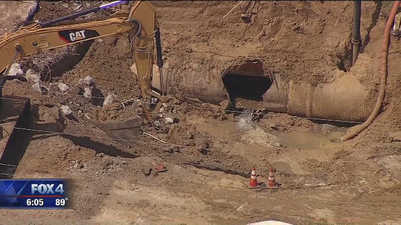 Water main break closes Fort Worth street - YouTube