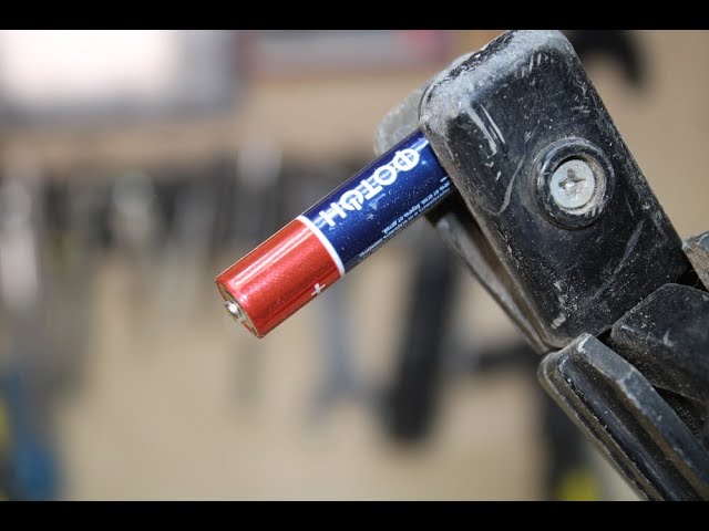 Сварка металла с помощью старой батарейки!