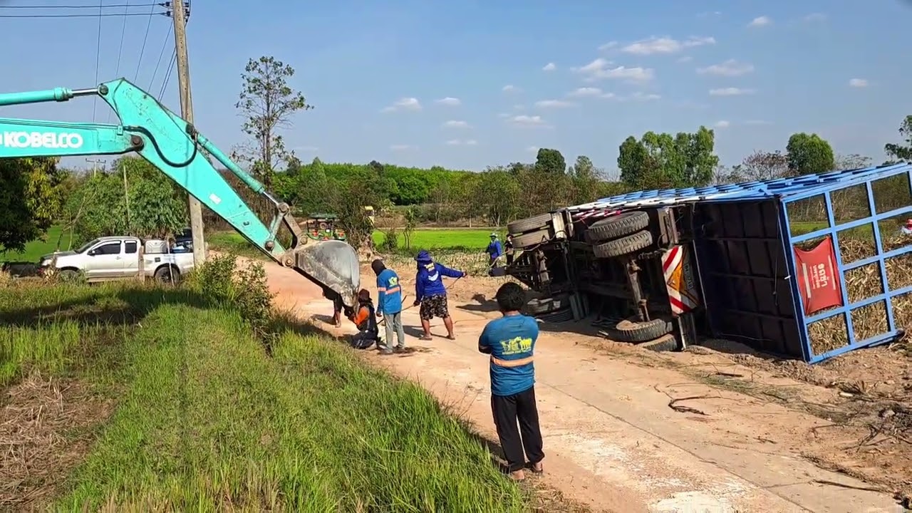 มาดูว่ารถขุดจะช่วยลูกพ่วงอ้อยล้มขึ้นได้ไหม