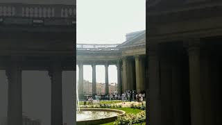 Лучезарный,небесной красоты Казанский Собор у прекрасного сквера с фонтаном. Санкт-Петербург.