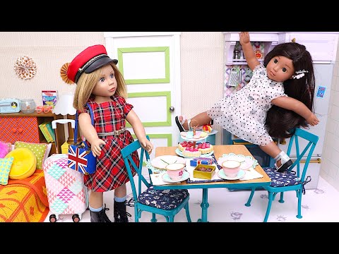 Dolls best friends share gifts and stories from trip abroad! Play Dolls travel routines collection!