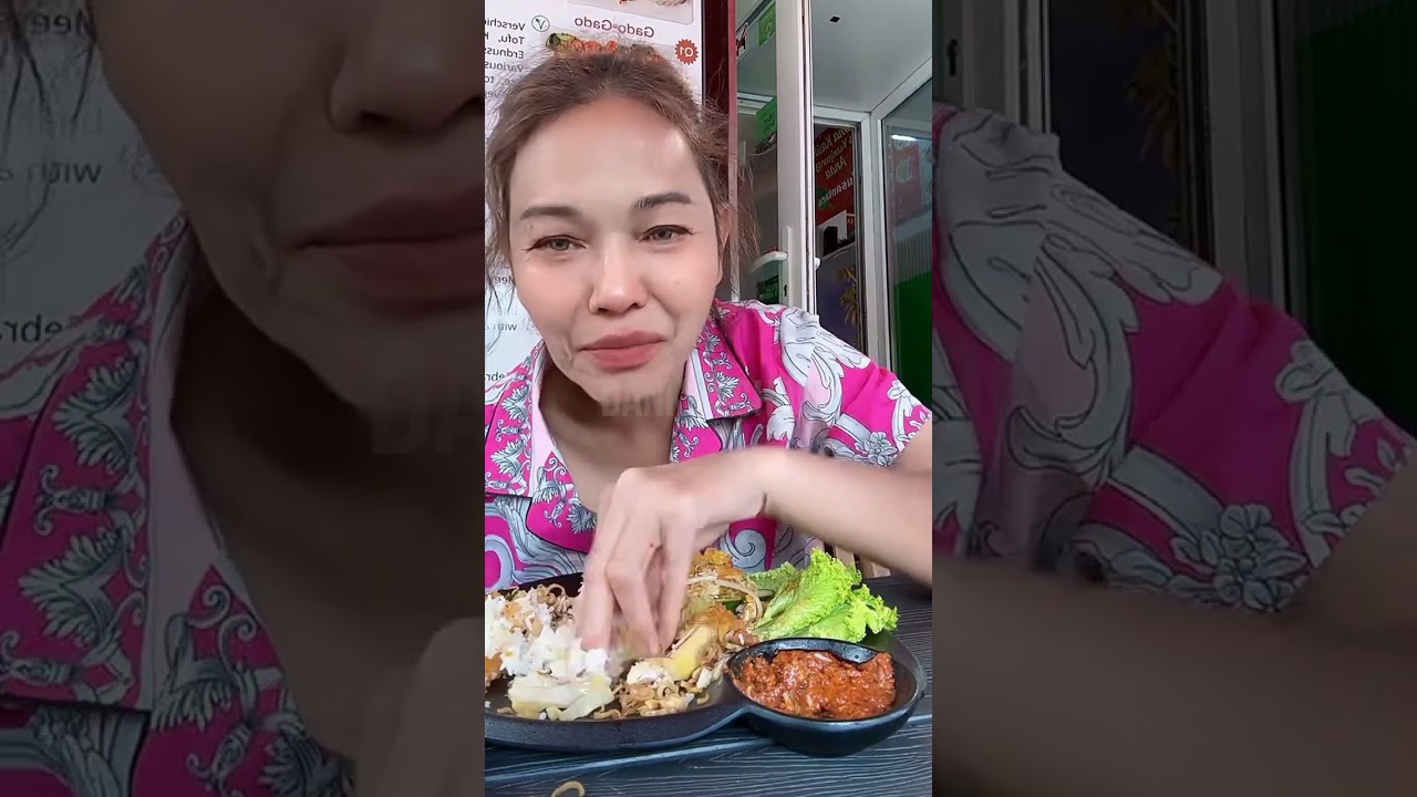 Enaknya Bunda Corla Makan Pakai Ayam Geprek & Sambal Terasi serta Lalapan Bayam Hasil Panen (240731)