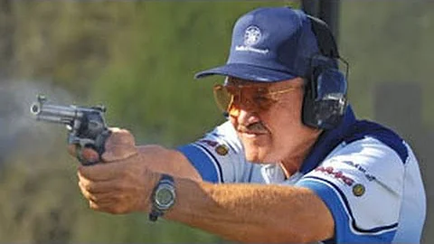 Fastest shooter EVER, Jerry Miculek- World record ...