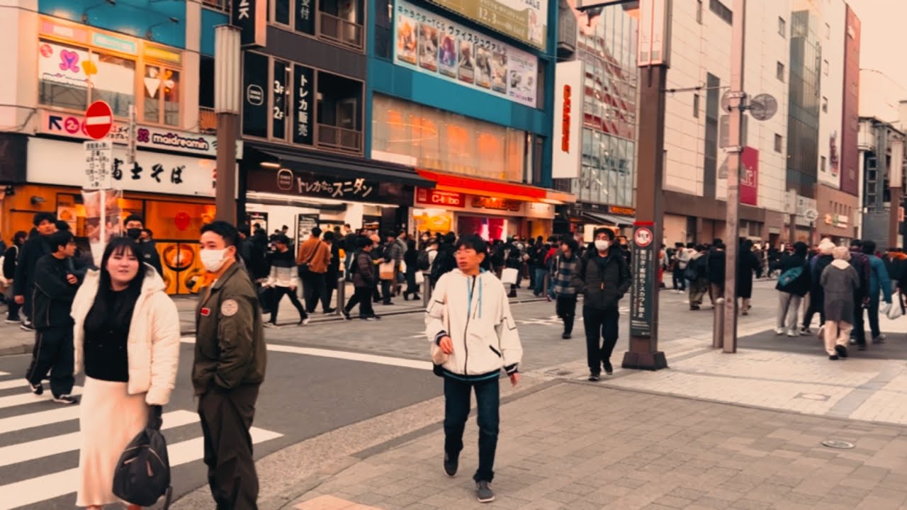 東京・秋葉原 夜の始まり賑やかな街歩きロング映像 