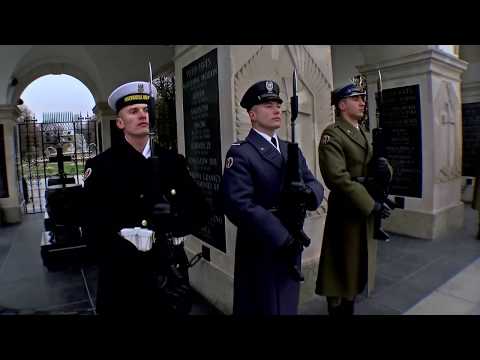 პრეზიდენტმა გვირგვინით შეამკო უცნობი ჯარისკაცის მემორიალი