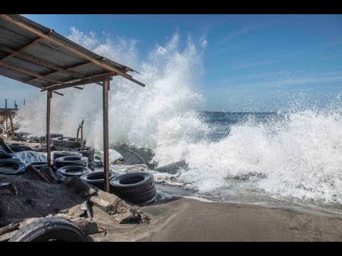 El mar se traga las casas de un barrio de Corinto y nada parece detenerlo