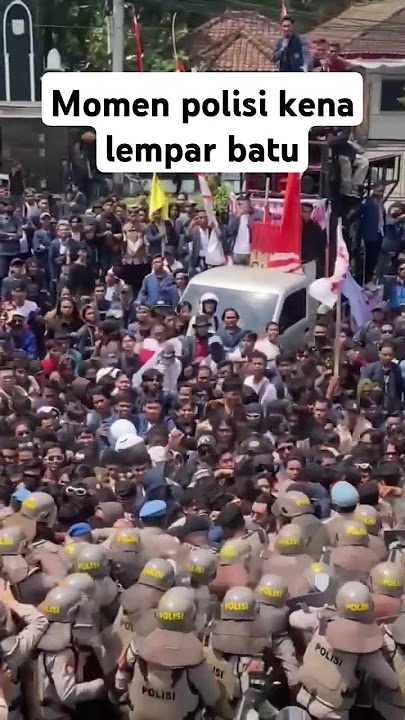 Momen polisi kena lempar batu #polisi #demo mahasiswa