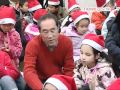 Children celebrate christmas with henry tang18122010