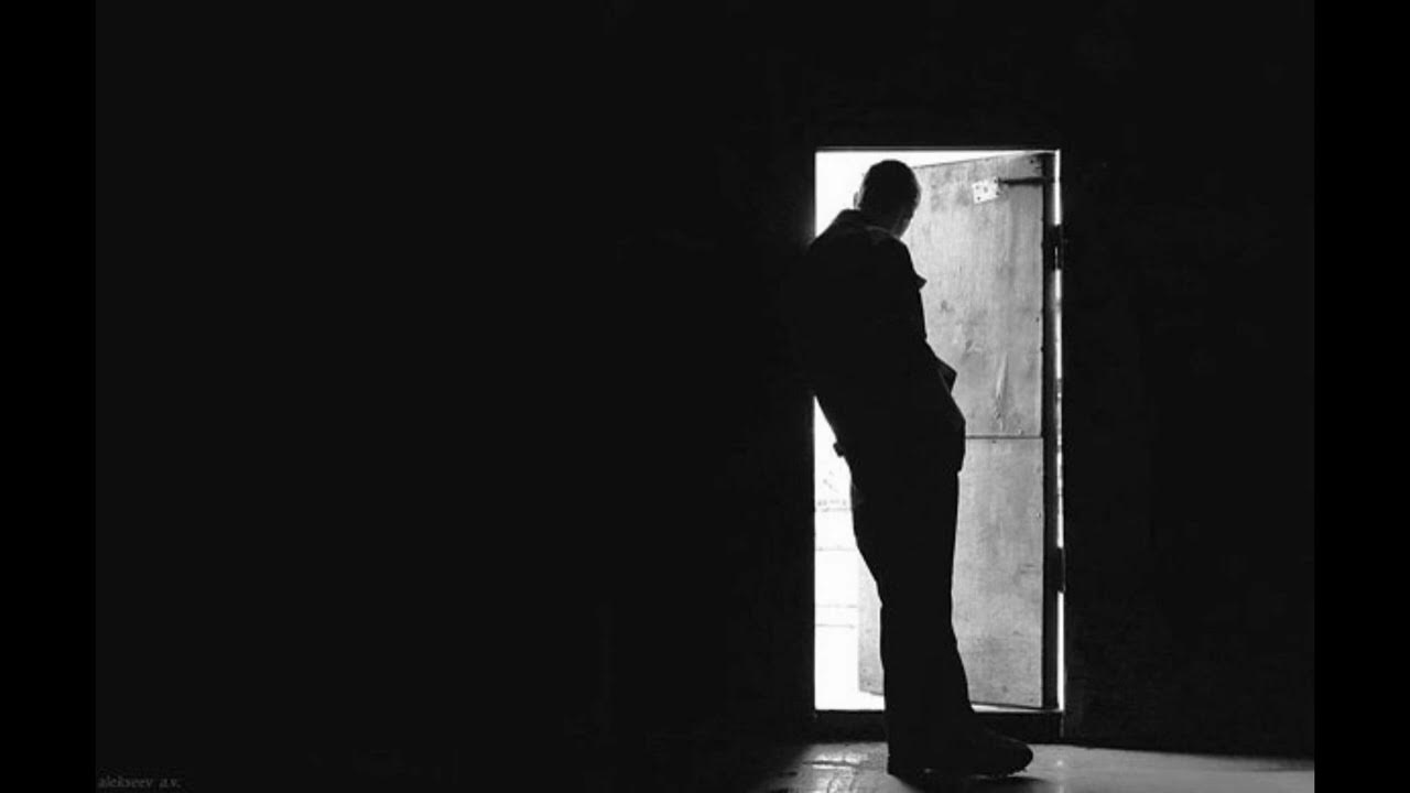 открытая дверь. сказочная дверь. девушка на пороге. судьба закрыла двери. закрытая дверь.