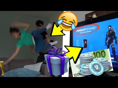 Ik gift mijn broertje(9) €100 v-bucks & koop alles! (HIJ MOET HUILEN) | Fortnite Nederlands