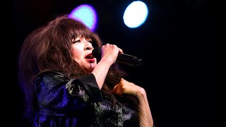 Ronnie Spector : Walking In The Rain