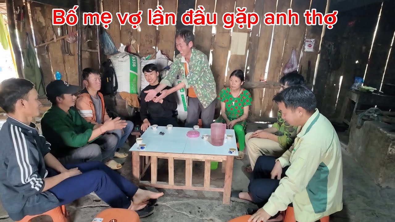 Bố mẹ vợ vui mừng khi các anh thợ đến khảo sát,chốt phương án làm nhà sau nhiều ngày mong đợi.