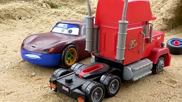 트럭, 장난감 자동차, 동굴 속 거미