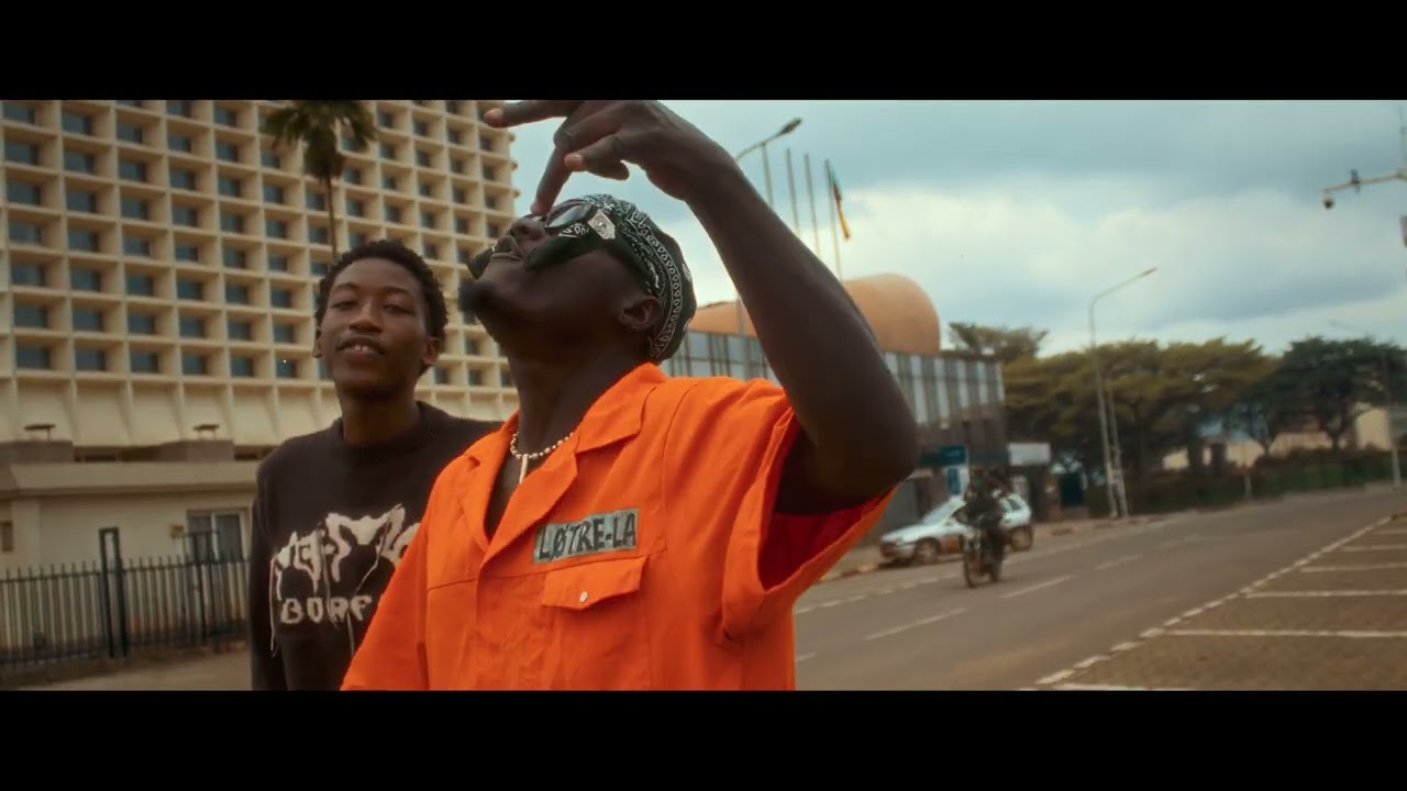 TROIS-EN MEME TEMPS (CLIP OFFICIEL)