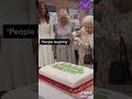 خابى لام يعلم الملكه اليزابيث طريقه تقطيع التورته تيك توك خابى لام ملكه اليزابيث المملكة المتحدة 