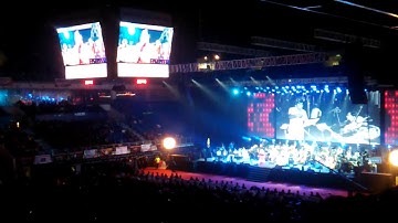Ilaiyaraaja sings poomalaiye thol serava ,Crowd goes crazy !!