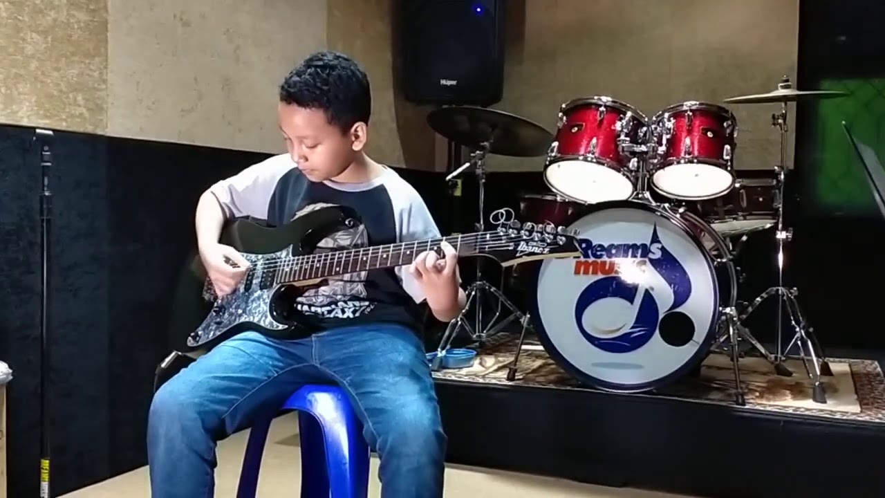 Nael, play guitar cover "Hammer to fall" by Queen