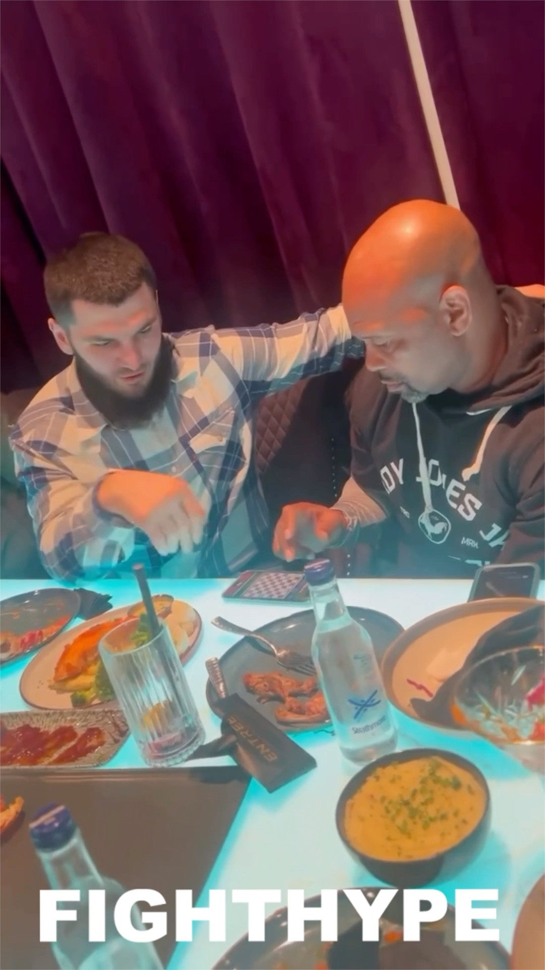 Roy Jones Jr SHOWS Artur Beterbiev CHESS MOVES before REMATCH vs Dmitry Bivol