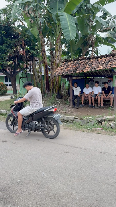 Kalian waktu bocil suka ngeledekin orang lewat naik motor gini juga ga si #shorts #lucu #kocak