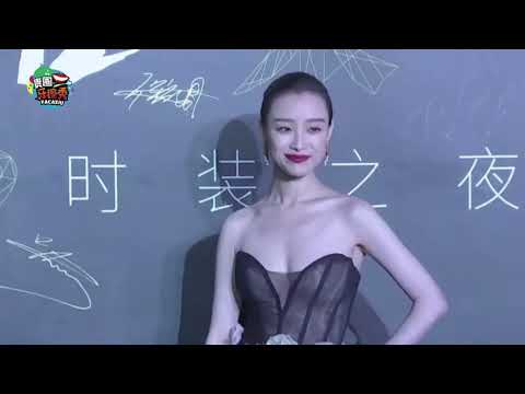 倪妮穿抹胸裙走红毯好性感，却被冻得直打哆嗦惹人怜
