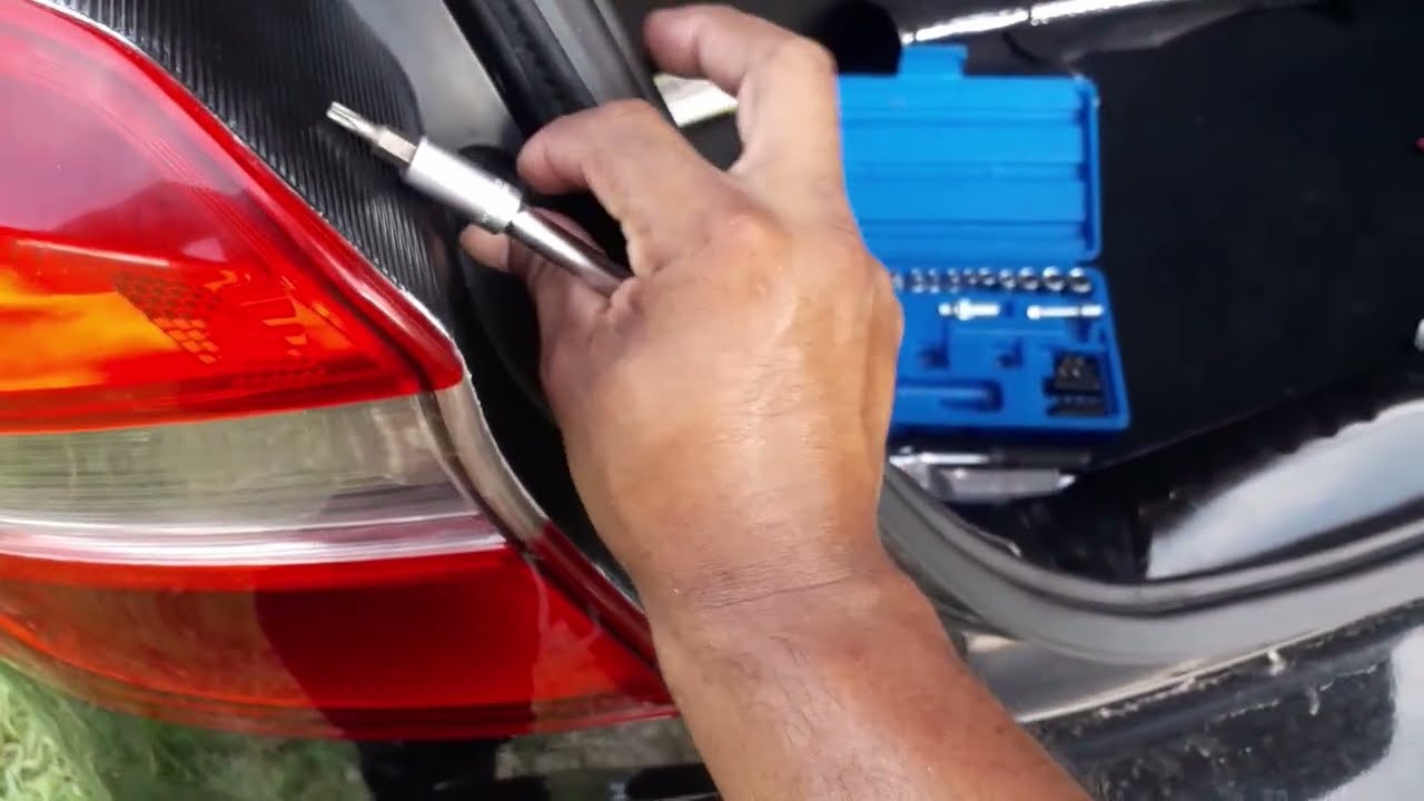 Lanterna do ford ka entrando água.