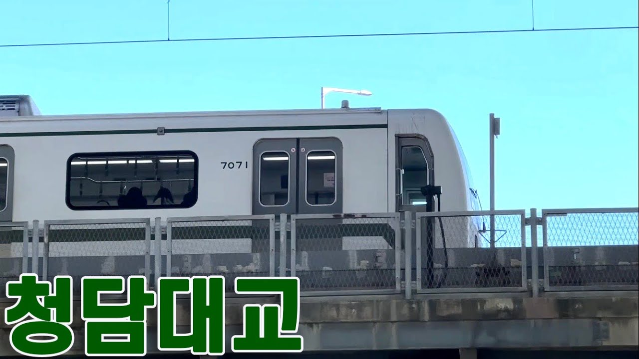 청담대교를 지나는 7호선 전동차들