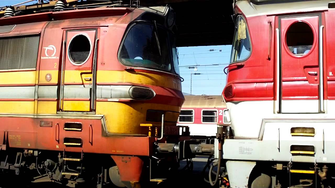 Pobozkanie  laminátok v žst. Nové Zámky: ZSSK 240.051-3 a ZSSK 240.068