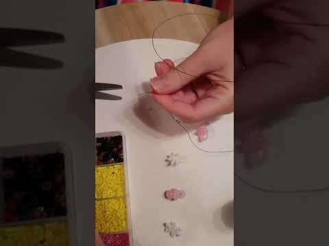 Vidéo: Flocon De Neige Bricolage Fait De Perles Et De Paillettes