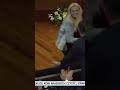 Obrzucenie jajami premiera Kosowa! Posłanka opozycji przerywa posiedzenie parlamentu w Prisztinie.