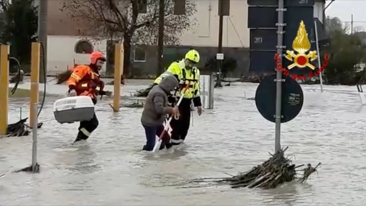 Vigili del Fuoco - Budrio (BO), Evacuazione popolazione causa allagamenti - www.HTO.tv
