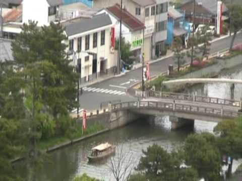 This video shows some of Matsue Castle in Matsue City, Shimane-ken. If you don't read the information at the beginning of the video then my friend Lisa kindly gives the brief version of the history of the Castle and it's preservation. "The view from the top is beautiful" - New Horizon 2nd grade English textbook The next video will show the Castle's impressive collection of swords and armor