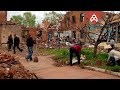 Волонтеры инициативы "Восстановим Харьков вместе" продолжают разбирать завалы разрушенных зданий