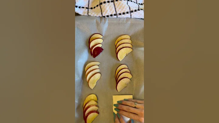 🍎 who doesn’t love a quick and easy dessert? Upside-down apple pies 🍎 #upsidedown #applepie