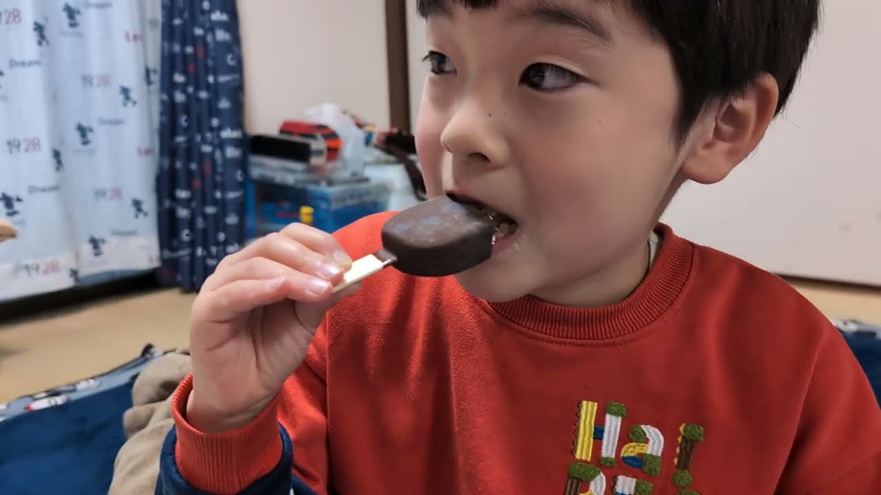 朝起きてすぐにアイスクリームパルムを食べているたっくん。Ice cream PARM. 2026年3月5日。