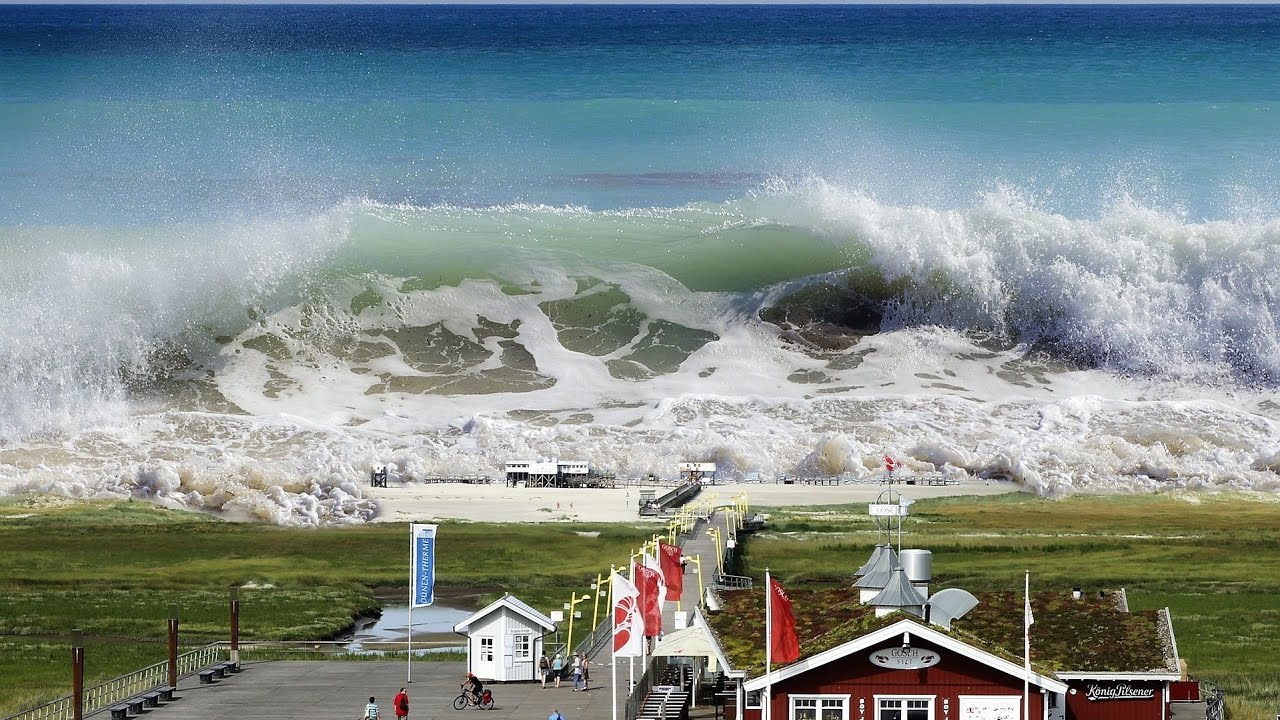 Tsunami videos caught on camera Tsunami videos caught on camera