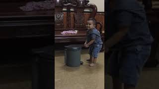 Bé Bon 2 tuổi đánh trống.