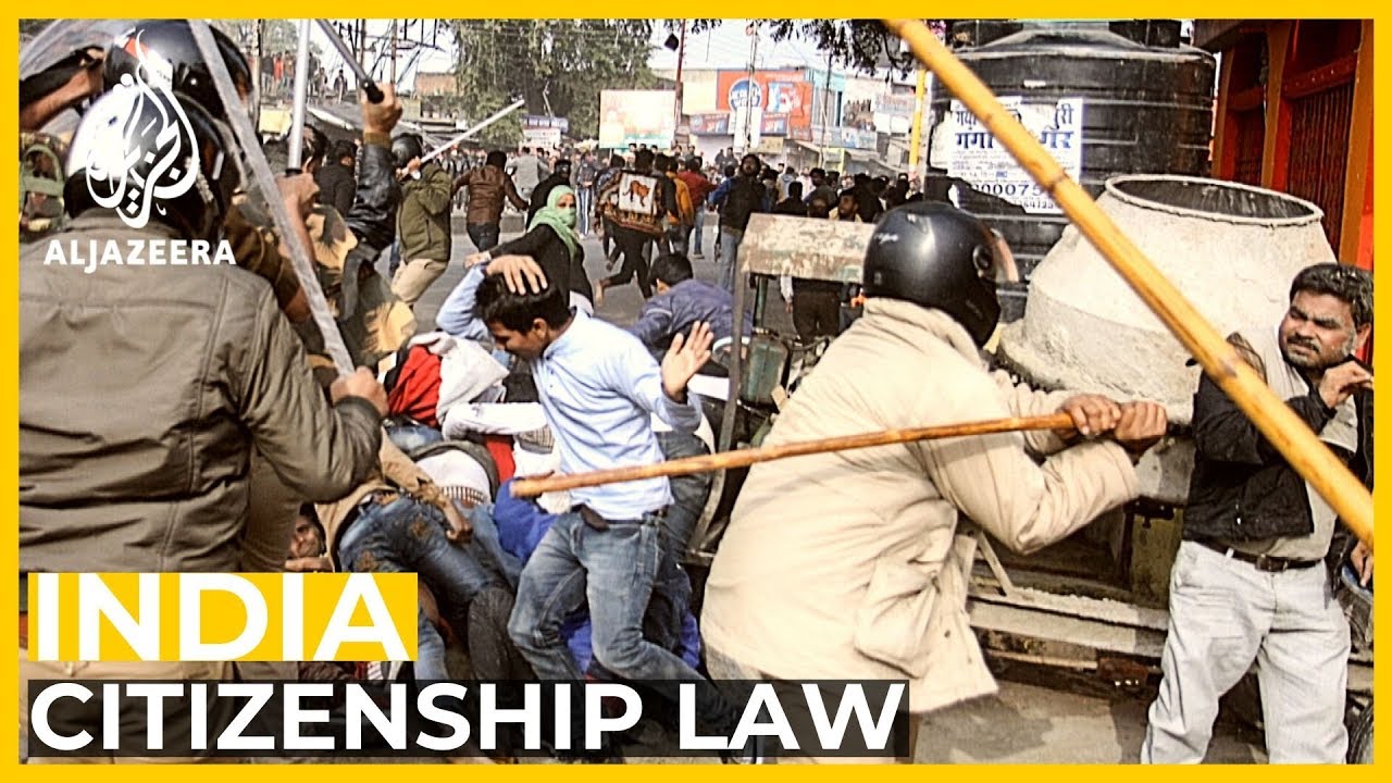 الشرطة تضرب المتظاهرين بالعصي في لكناو