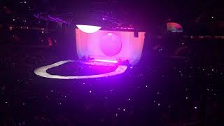 Ariana Grande - R.E.M Live